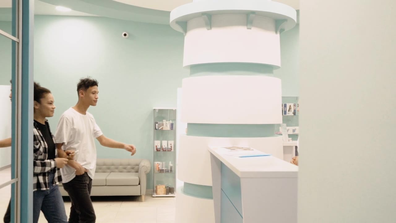 Recepción de una clínica con espacio de atención a clientes